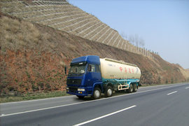 重汽斯太尔底盘&nbsp;粉粒物料运输车外观图片