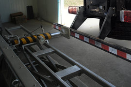 青岛解放底盘&nbsp;粉粒物料运输车底盘图片