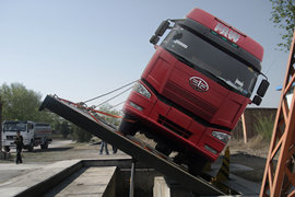 青岛解放底盘&nbsp;粉粒物料运输车外观图片