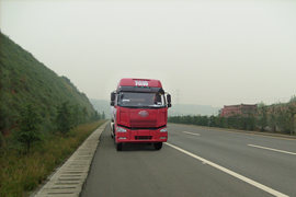 青岛解放底盘&nbsp;粉粒物料运输车外观图片