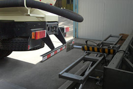 东风商用车底盘&nbsp;粉粒物料运输车底盘图片