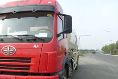 解放 奥威(J5P) 280马力 8X4 粉粒物料车(凌宇牌)(CLY5312GFL1)