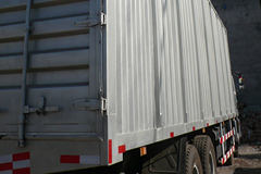 陕汽 德龙F3000重卡 336马力 8X4 9.4米厢式载货车(轻量化版)(SX5315XXYNT456)