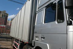 陕汽 德龙F3000重卡 336马力 8X4 9.4米厢式载货车(轻量化版)(SX5315XXYNT456)