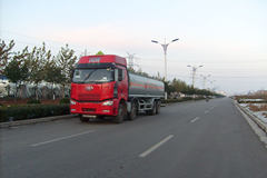 一汽解放 J6 350马力 8X4 化工液体运输车(中集牌)(ZJV5311GHYLY)