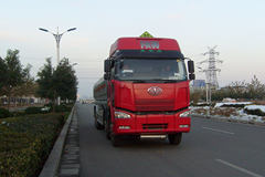 一汽解放 J6 350马力 8X4 化工液体运输车(中集牌)(ZJV5311GHYLY)