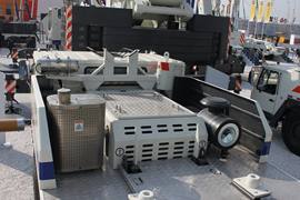 汽车起重机 吊车&nbsp;吊车底盘                                                图片