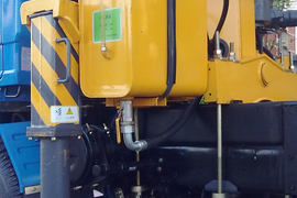 金刚&nbsp;随车吊底盘图片