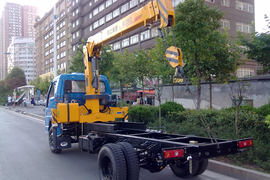 金刚&nbsp;随车吊底盘图片