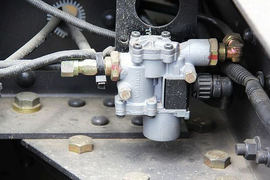 乘龙M7&nbsp;牵引车底盘                                                图片