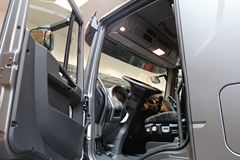 依维柯 EuroCargo系列 299马力 4X2 载货车