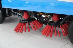 东风 凯普特 63马力 4X2 纯电动扫路车