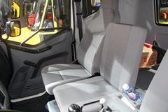 一汽解放 J6L中卡 140马力 4X2 6.8米载货车底盘(新道依茨) 一汽解放 J6L中卡 140马力 4X2 6.8米载货车底盘(新道依茨)