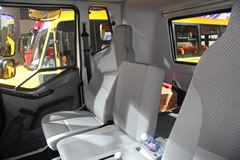 一汽解放 J6L中卡 140马力 4X2 6.8米载货车底盘(新道依茨) 一汽解放 J6L中卡 140马力 4X2 6.8米载货车底盘(新道依茨)