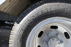 庆铃 700P系列中卡 175马力 4X2 5.5米排半厢式载货车(QL5090XTLAR)