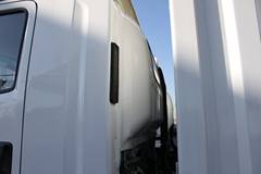庆铃 700P系列中卡 175马力 4X2 5.5米排半厢式载货车(QL5090XTLAR)