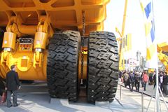 徐工DE400电传动矿山车