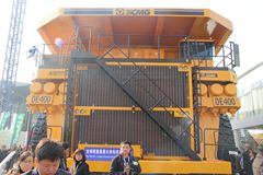 徐工DE400电传动矿山车