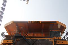 徐工DE400电传动矿山车