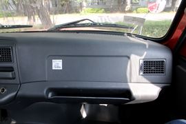 龙卡&nbsp;牵引车驾驶室                                               图片