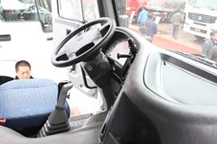 中国重汽 HOWO重卡 340马力 6X4 LNG牵引车(ZZ4257N3847D1L)