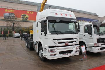中国重汽 HOWO重卡 340马力 6X4 LNG牵引车(ZZ4257N3847D1L)