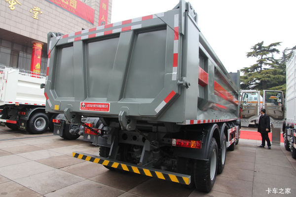 中国重汽 HOWO T5G重卡 340马力 8X4 6.8米自卸