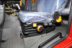 中国重汽 豪瀚重卡 340马力 6X4 牵引车(ZZ4255N3246C1B)