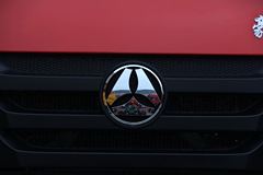 中国重汽 豪瀚J7B重卡 300马力 8X4 9.6米栏板载货车(ZZ1315M4666C1)