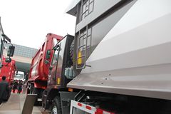 中国重汽 HOWO 371马力 6X4 宽体矿用自卸车