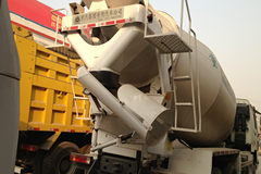 中国重汽 HOWO 336马力 6X4 混凝土搅拌车(青专牌)(QDZ5258GJBA)