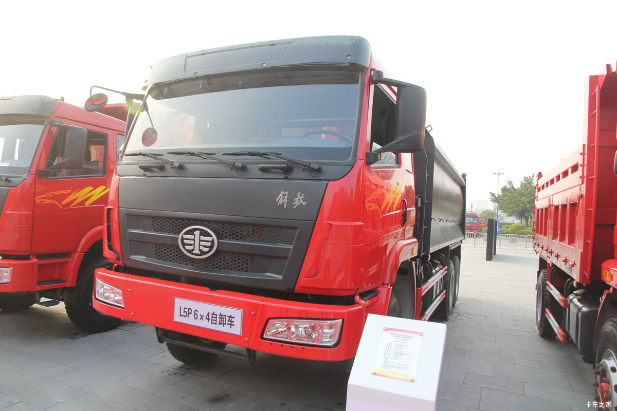 一汽柳特 龙威(L5P)重卡 330马力 6X4 6米自卸车(前顶)