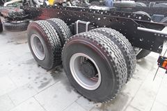 青岛解放 新大威重卡 350马力 6X4 牵引车(CA3257P2K2T1EA82)
