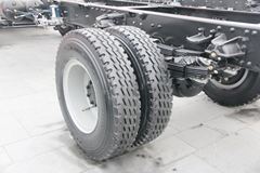 一汽解放 J6L中卡 220马力 6X2 7.7米栏板载货车(CA1190P62K1L7T3E4)
