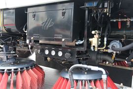 解放J6P&nbsp;洒水车/喷洒车底盘图片