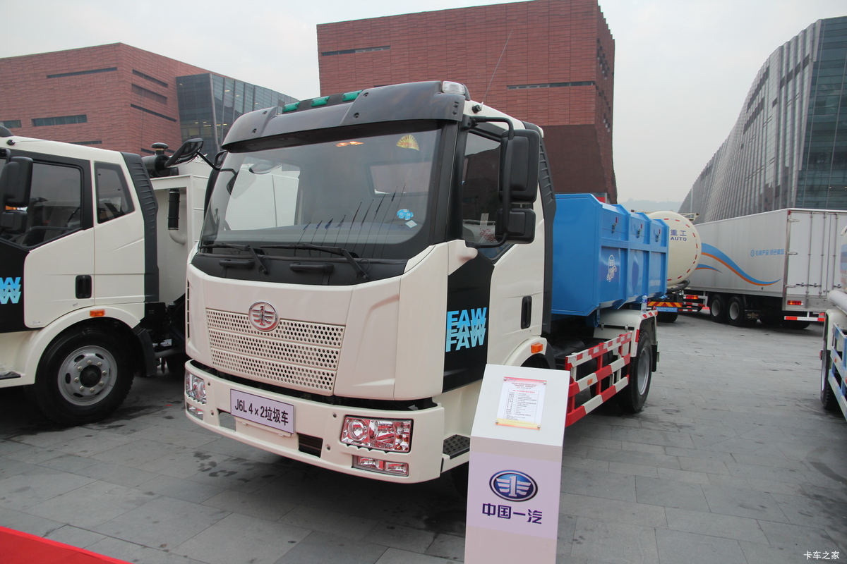 一汽解放 J6L 160马力 4X2 厢式可卸式垃圾车