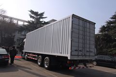 中国重汽 汕德卡 SITRAK C5H重卡 280马力 8X4 9.5米厢式载货车(ZZ5316XXYM466GD1)
