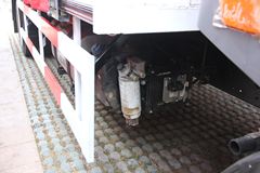 青岛解放 赛龙中卡 164马力 4X2 6.8米排半厢式载货车(CA1169PK2L2E4A80)
