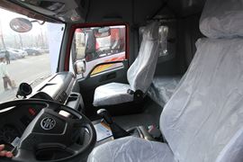 新悍威J5M&nbsp;牵引车驾驶室                                               图片