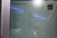 奔驰 Atego中卡 238马力 4X2厢式载货车(型号1224)