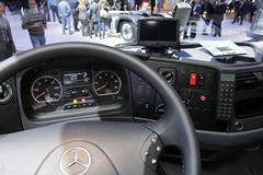 奔驰 Atego中卡 238马力 4X2厢式载货车(型号1224)