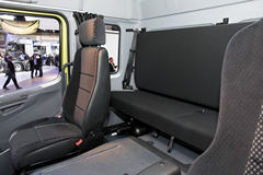 奔驰 Atego中卡 238马力 4X2厢式载货车(型号1224)