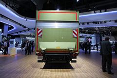 奔驰 Atego中卡 238马力 4X2厢式载货车(型号1224)