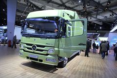 奔驰 Atego中卡 238马力 4X2厢式载货车(型号1224)