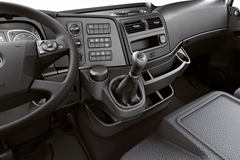 奔驰 新Atego中卡 270马力 4X2厢式载货车(型号1227)