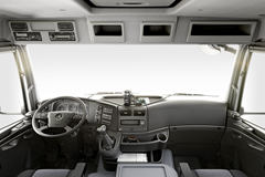 奔驰 新Atego中卡 270马力 4X2厢式载货车(型号1227)