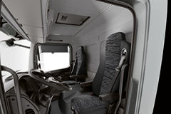 奔驰 新Atego中卡 270马力 4X2厢式载货车(型号1227)