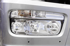 奔驰 新Atego中卡 270马力 4X2厢式载货车(型号1227)