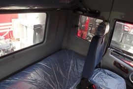 奥威J5P&nbsp;牵引车驾驶室                                               图片