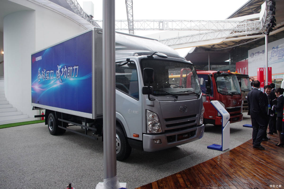 一汽通用 F330速豹 150马力 4X2 4.8米排半厢式载货车